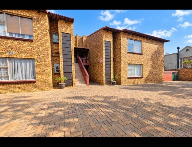 2 BEDROOM TOWNHOUSE FOR SALE IN NEW REDRUTH